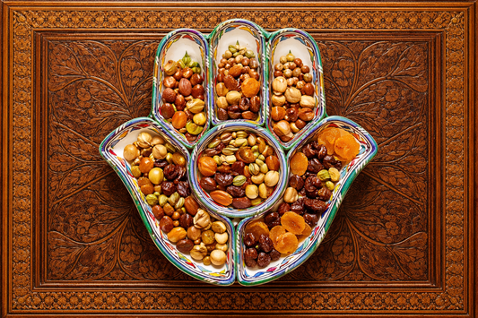 Assiette des épices ou fruits secs traditionnelle en terre cuite faite main